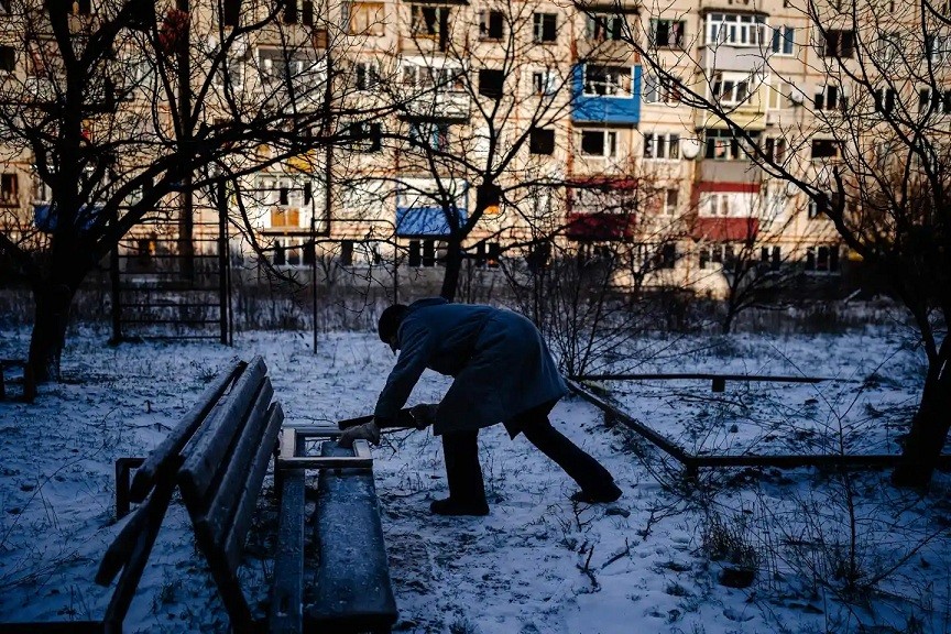 Người dân cưa khung cửa sổ bằng gỗ để làm nhiên liệu nấu ăn và sưởi ấm ở Seversk, Ukraine trong bối cảnh cuộc xung đột với Nga vẫn đang tiếp diễn. (Nguồn: Getty)