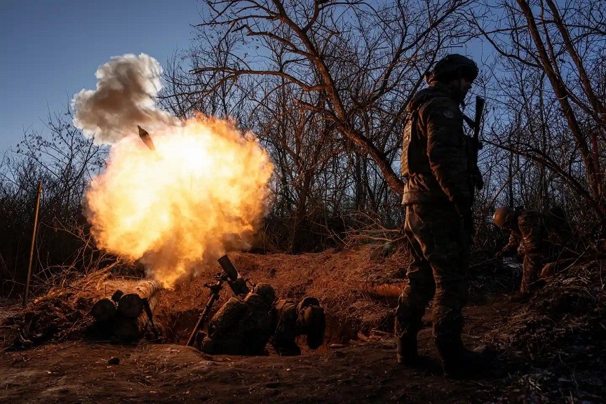 Quân nhân Ukraine bắn súng cối 120mm về phía các vị trí của Nga ở tiền tuyến Bakhmut, Ukraine. (Nguồn: AP)