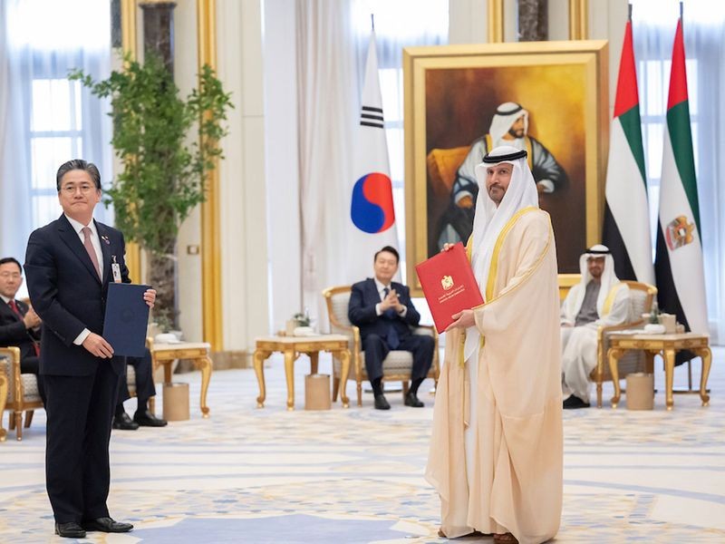 Ngày 15/1, Hàn Quốc và Các Tiểu vương quốc Arab Thống nhất (UAE) đã ký 13 biên bản ghi nhớ về tăng cường hợp tác trên nhiều lĩnh vực, trong đó có năng lượng và vũ khí. (Nguồn: Arab News)