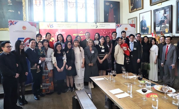 Overseas Vietnamese in UK, Singapore celebrate Tet