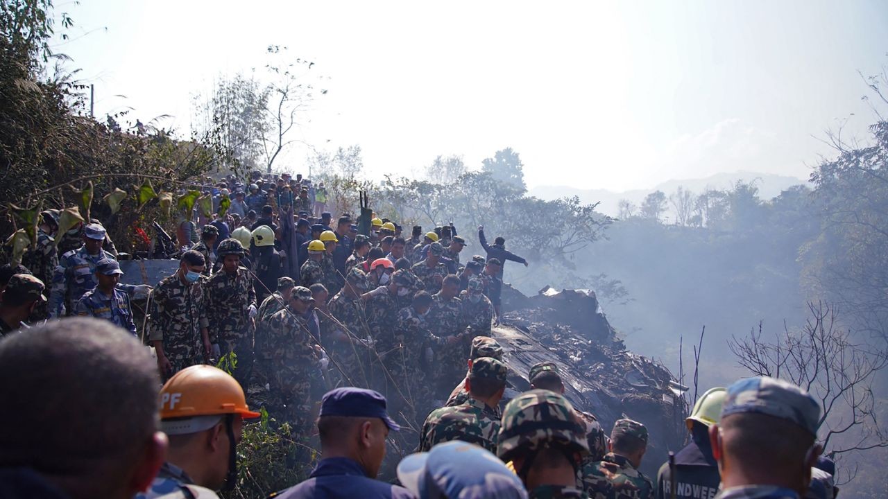 Lực lượng cứu hộ tìm kiếm nạn nhân tại hiện trường vụ rơi máy bay ở thị trấn Pokhara, miền Trung Nepal ngày 15/1/2023. (Nguồn: AFP)