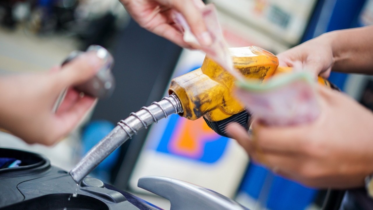 Giá xăng dầu hôm nay 9/2: Tiếp đà leo dốc; Bộ nào sẽ quản lý giá xăng dầu?
