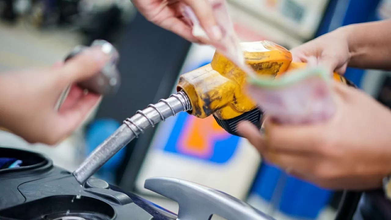 Giá xăng dầu hôm nay 23/4: Mỹ ban hành lệnh trừng phạt mới, giá dầu tăng hơn 1 USD