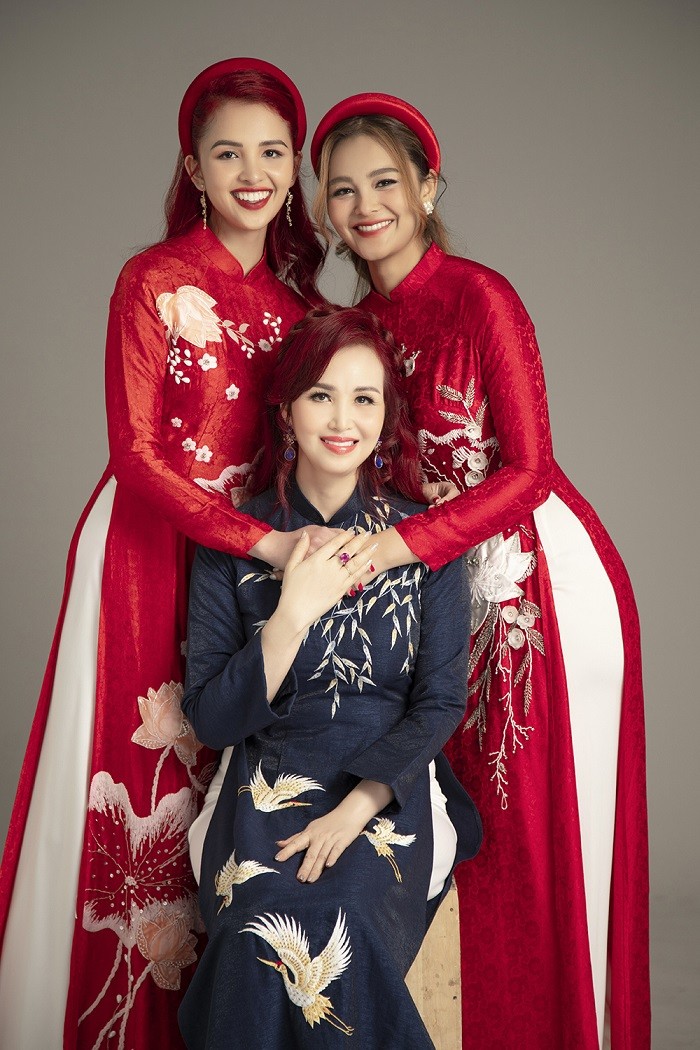 Gia đình Hoa hậu Diệu Hoa chọn áo dài Ngọc Hân trong bộ ảnh kỷ niệm năm 2023