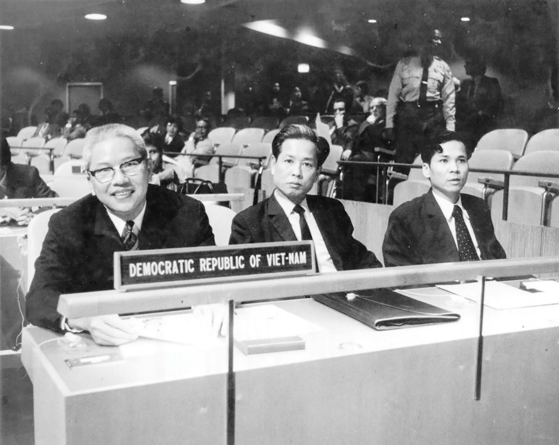 Ông Phạm Ngạc (ngoài cùng bên phải), trong một cuộc họp ở Liên hợp quốc, năm 1975.