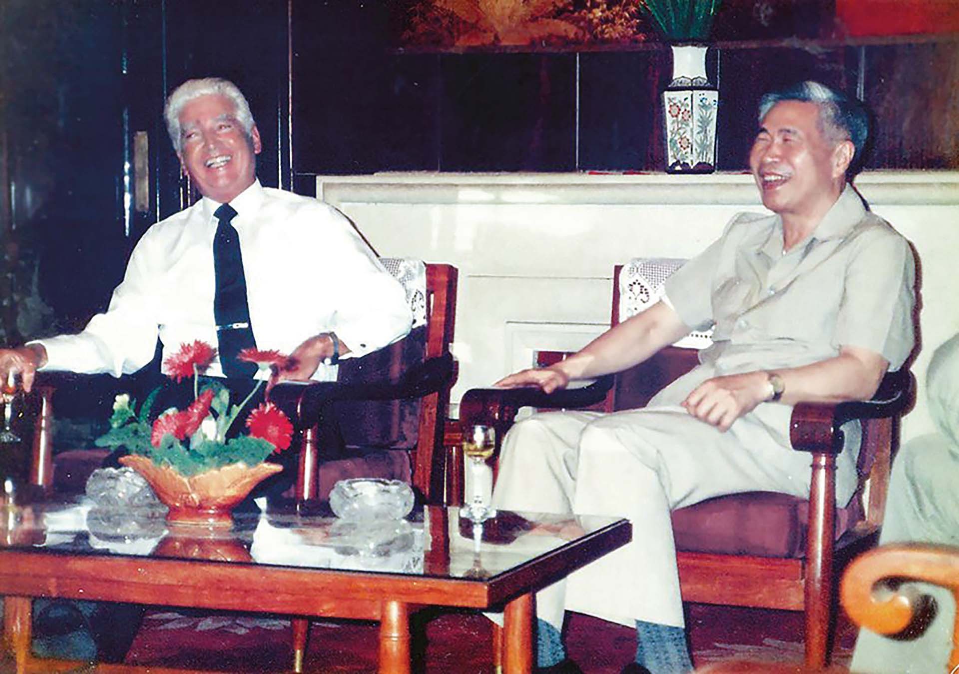 Phó Thủ tướng, Bộ trưởng Ngoại giao Nguyễn Cơ Thạch và Đại sứ William H. Sullivan gặp nhau tại Hà Nội, tháng 05/1989.
