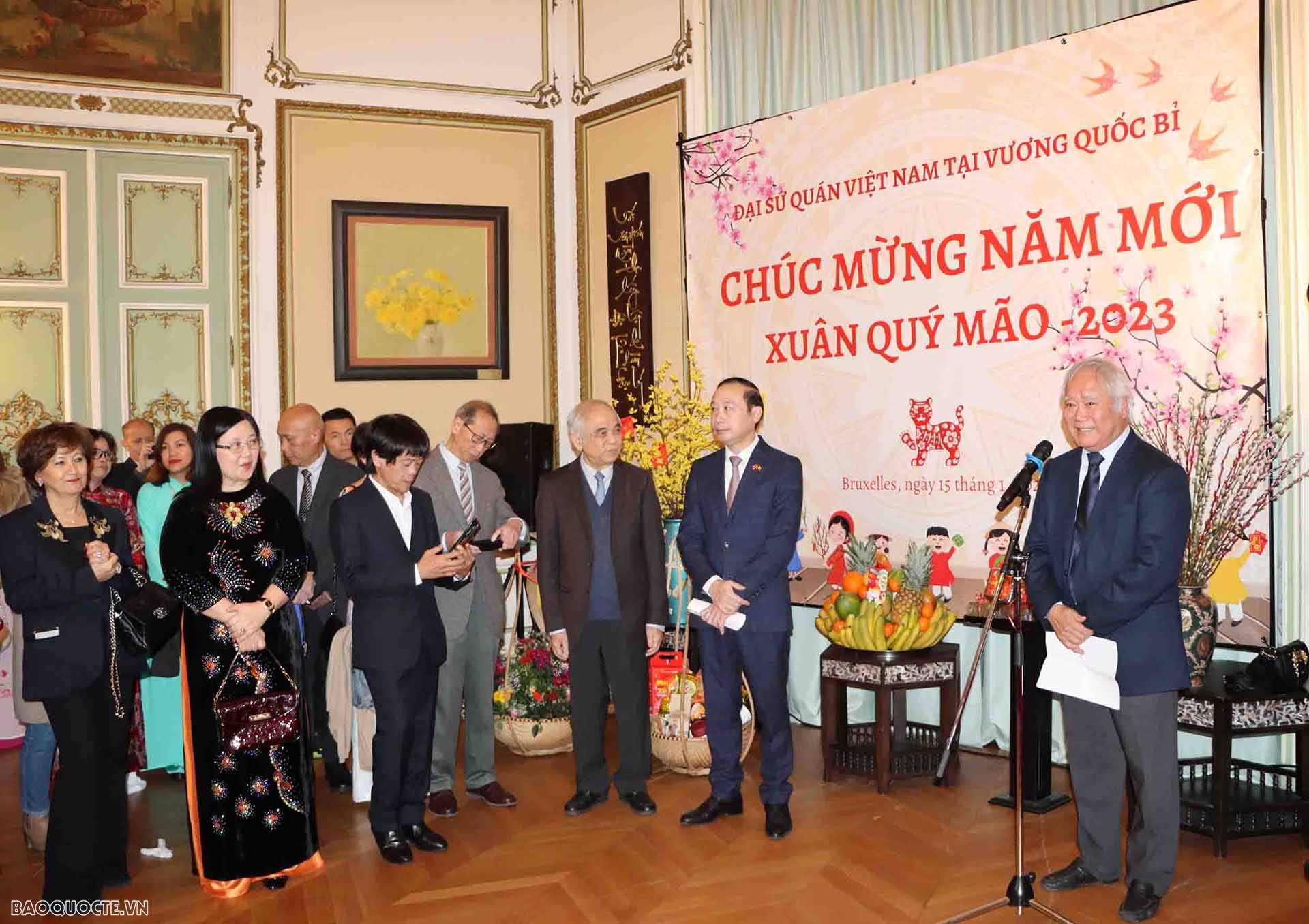 Đại diện cho Cộng đồng người Việt tại Bỉ và Luxembourg phát biểu.