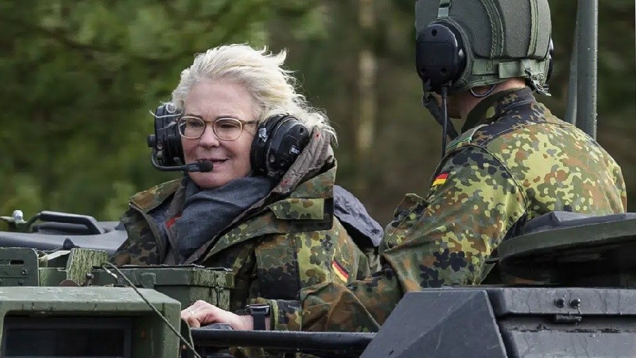 Nữ Bộ trưởng Quốc phòng Đức tuyên bố từ chức