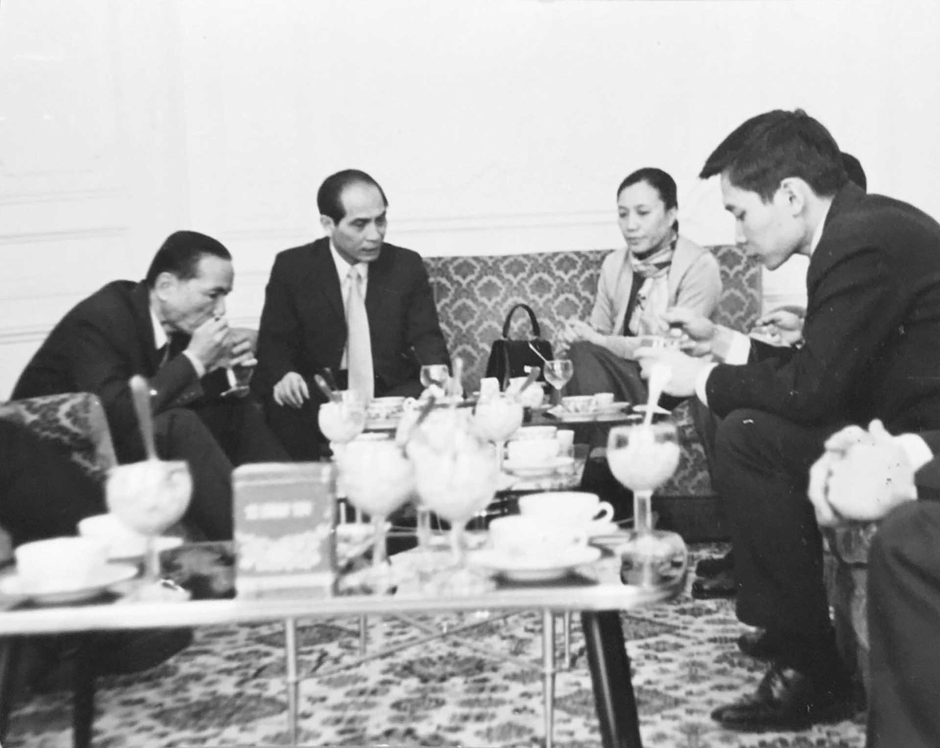 Ông Nguyễn Hữu Động (ngoài cùng, bên phải) tại phòng thông tin của Mặt trận Dân tộc Giải phóng miền Nam Việt Nam tại Pháp năm 1971-1972.