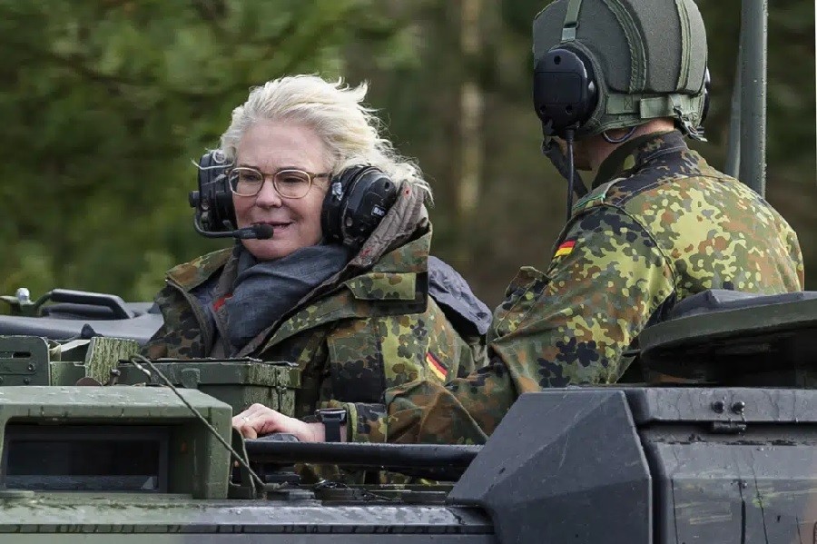 Nữ Bộ trưởng Quốc phòng Đức tuyên bố từ chức. (Nguồn: AP)
