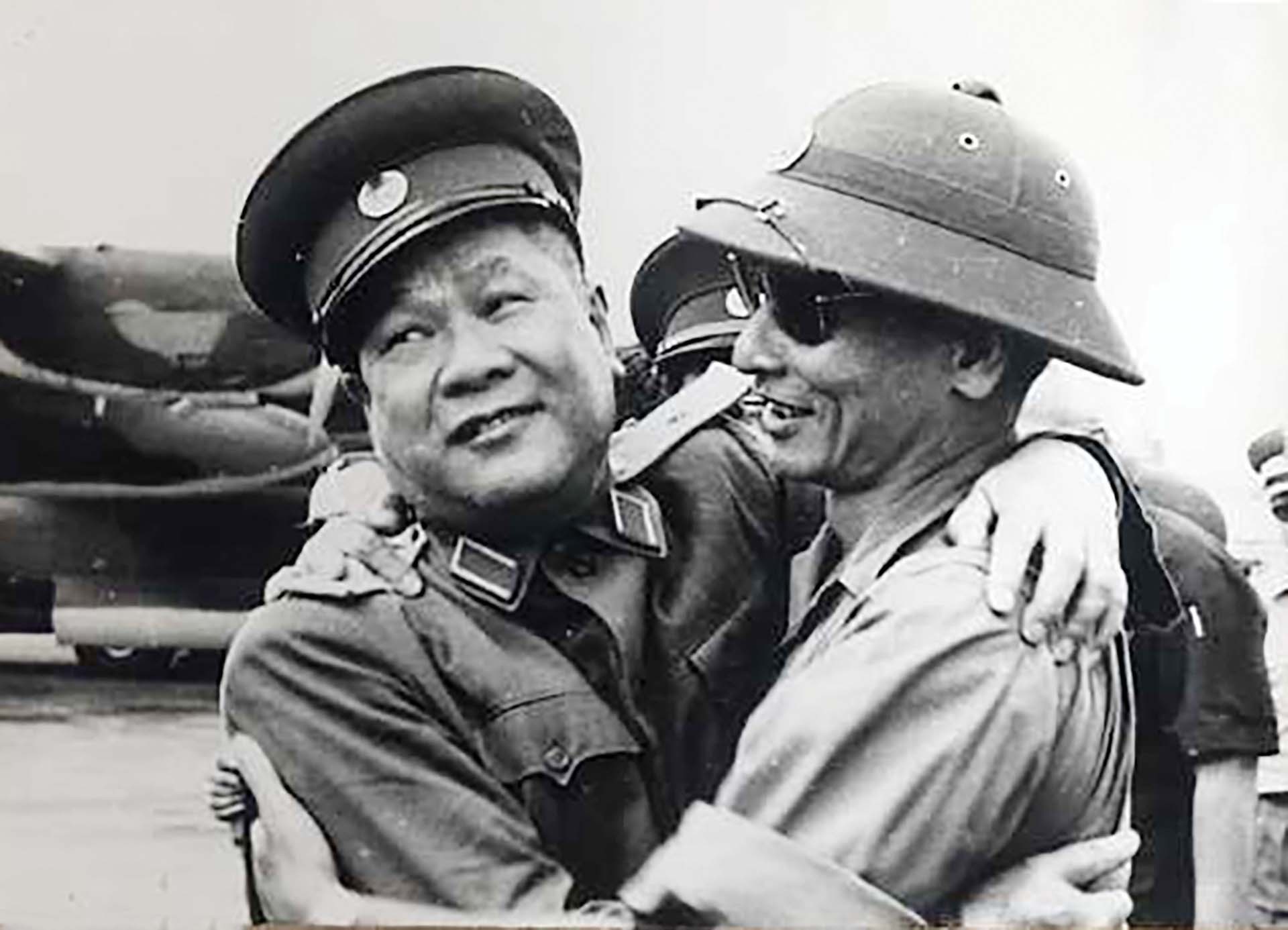 Cuộc hội ngộ Bắc - Nam giữa Thiếu tướng Lê Quang Hòa và Thiếu tướng Hoàng Anh Tuấn ở sân bay Tân Sơn Nhất.