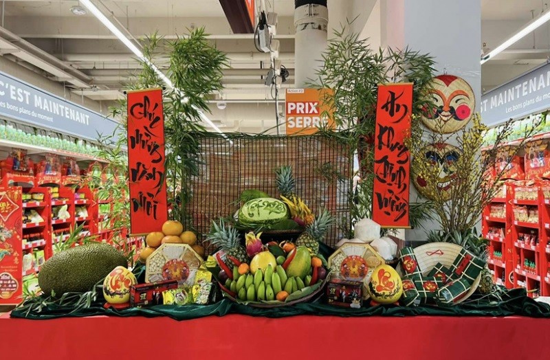 Gian hàng Tết Việt Nam trong Tuần hàng Tết Việt Nam năm 2023 tại đại siêu thị Carrefour Part Dieu, thành phố Lyon, Pháp. (Nguồn: Thương vụ Việt Nam tại Pháp) Gian hàng Tết Việt Nam trong Tuần hàng Tết Việt Nam năm 2023 tại đại siêu thị Carrefour Part Dieu, thành phố Lyon, Pháp. (Nguồn: Thương vụ Việt Nam tại Pháp)
