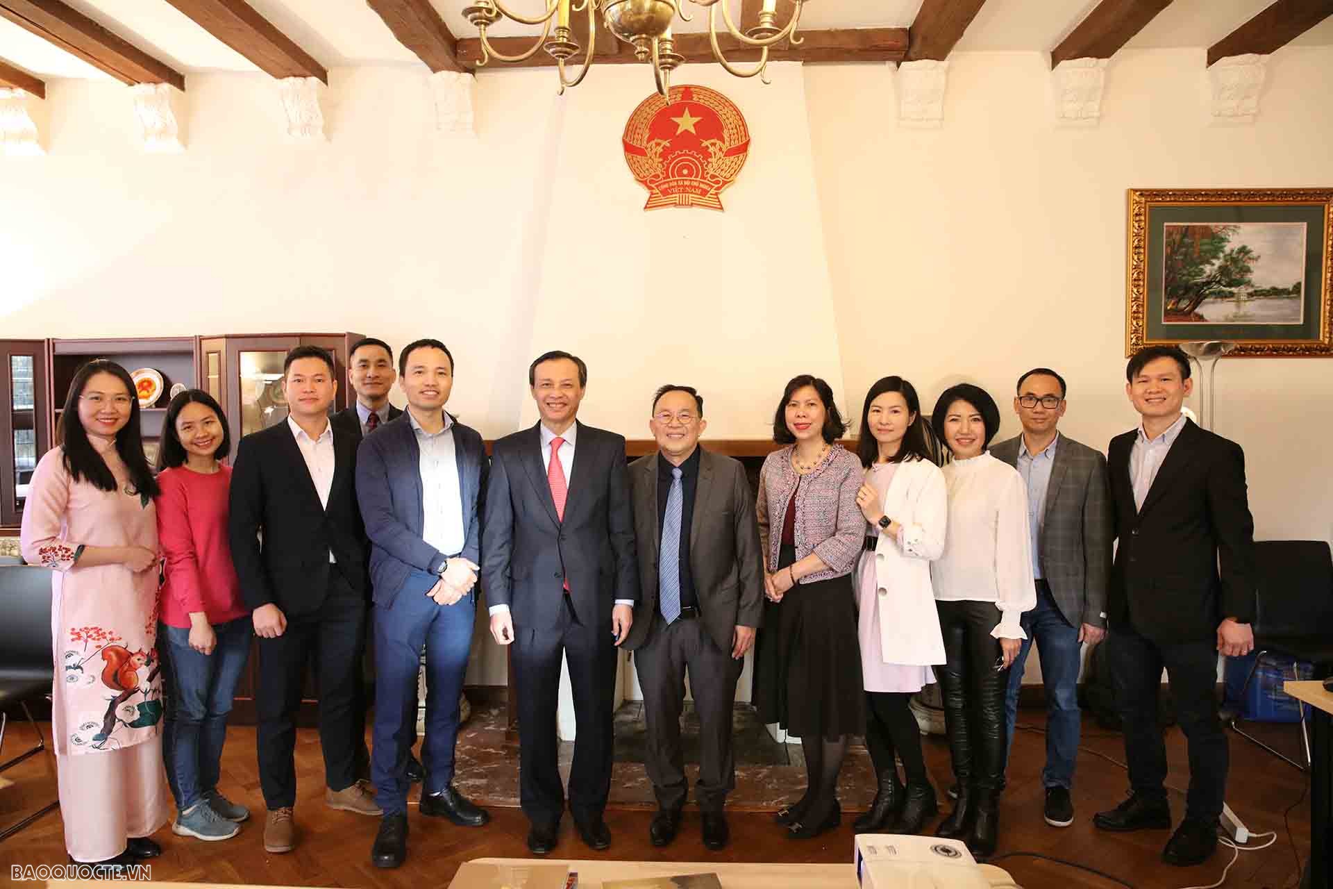 Đại sứ Lương Thanh Nghị chụp ảnh chung với đại diện Ban Chấp hành Hội chuyên gia, trí thức Việt Nma tại Đan Mạch. Đại sứ Lương Thanh Nghị chụp ảnh chung với đại diện Ban Chấp hành Hội chuyên gia, trí thức Việt Nma tại Đan Mạch.