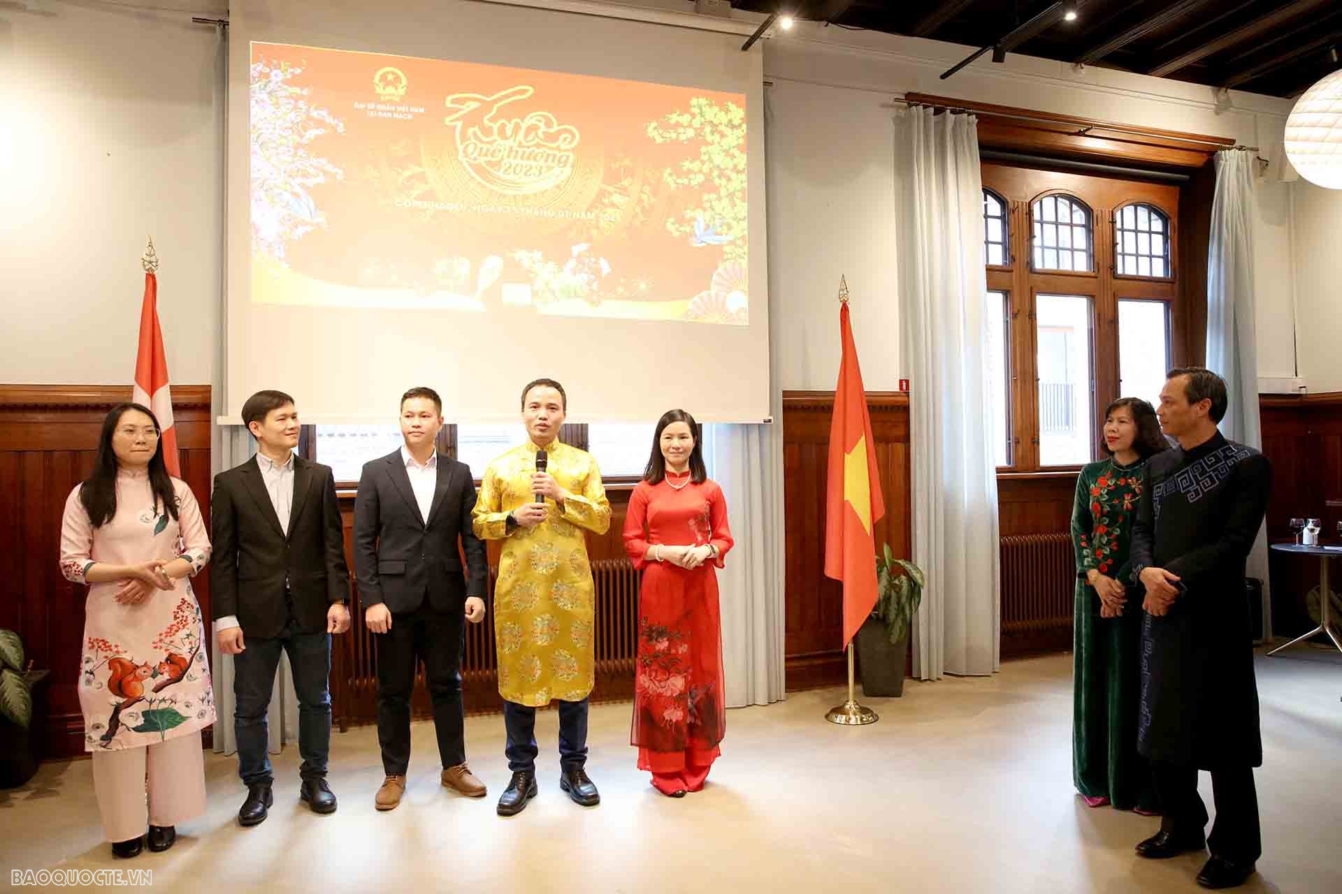 Đại diện Ban Chấp hành Hội chuyên gia, trí thức Việt Nam tại Đan Mạch ra mắt và phát biểu tại chương trình Xuân Quê hương 2023.