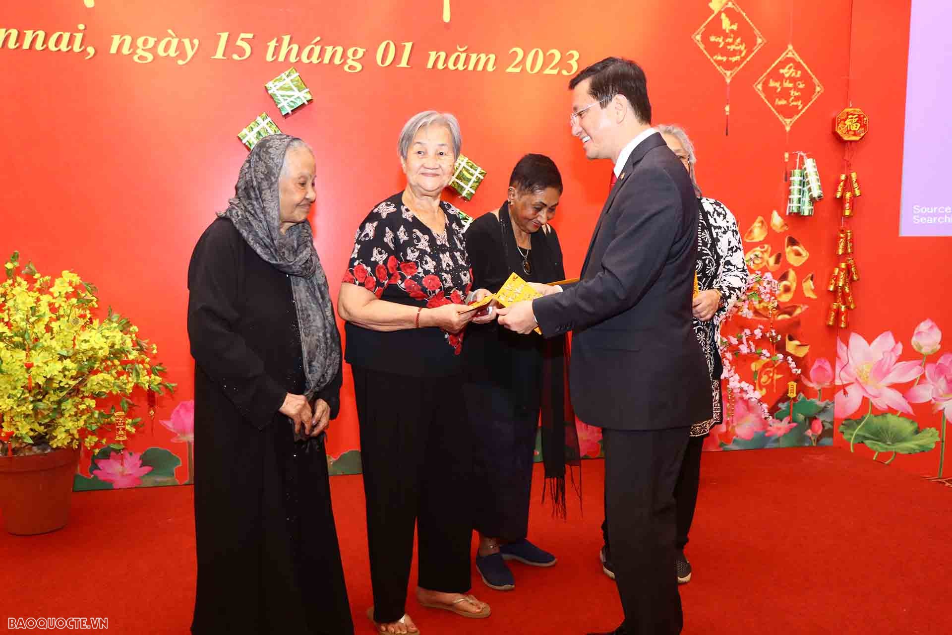 Đại sứ Nguyễn Thanh Hải tặng quà cho người Việt tại Chennai.