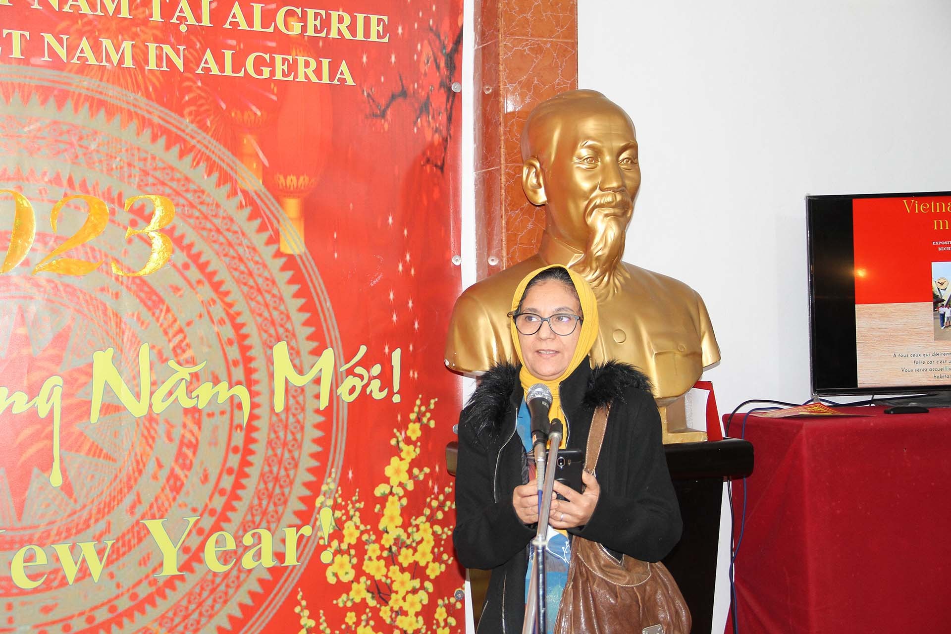 Bà Belkacemi Houria phát biểu chia sẻ cảm xúc sau khi về thăm Việt Nam.