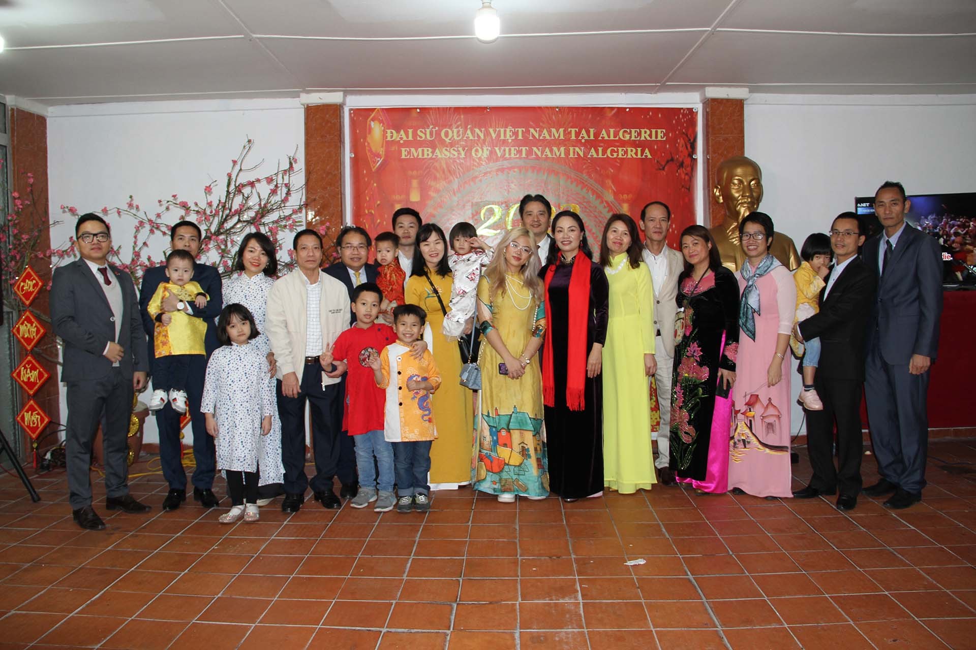 Tập thể cán bộ, nhân viên và gia đình Đại sứ quán Việt Nam tại Algeria