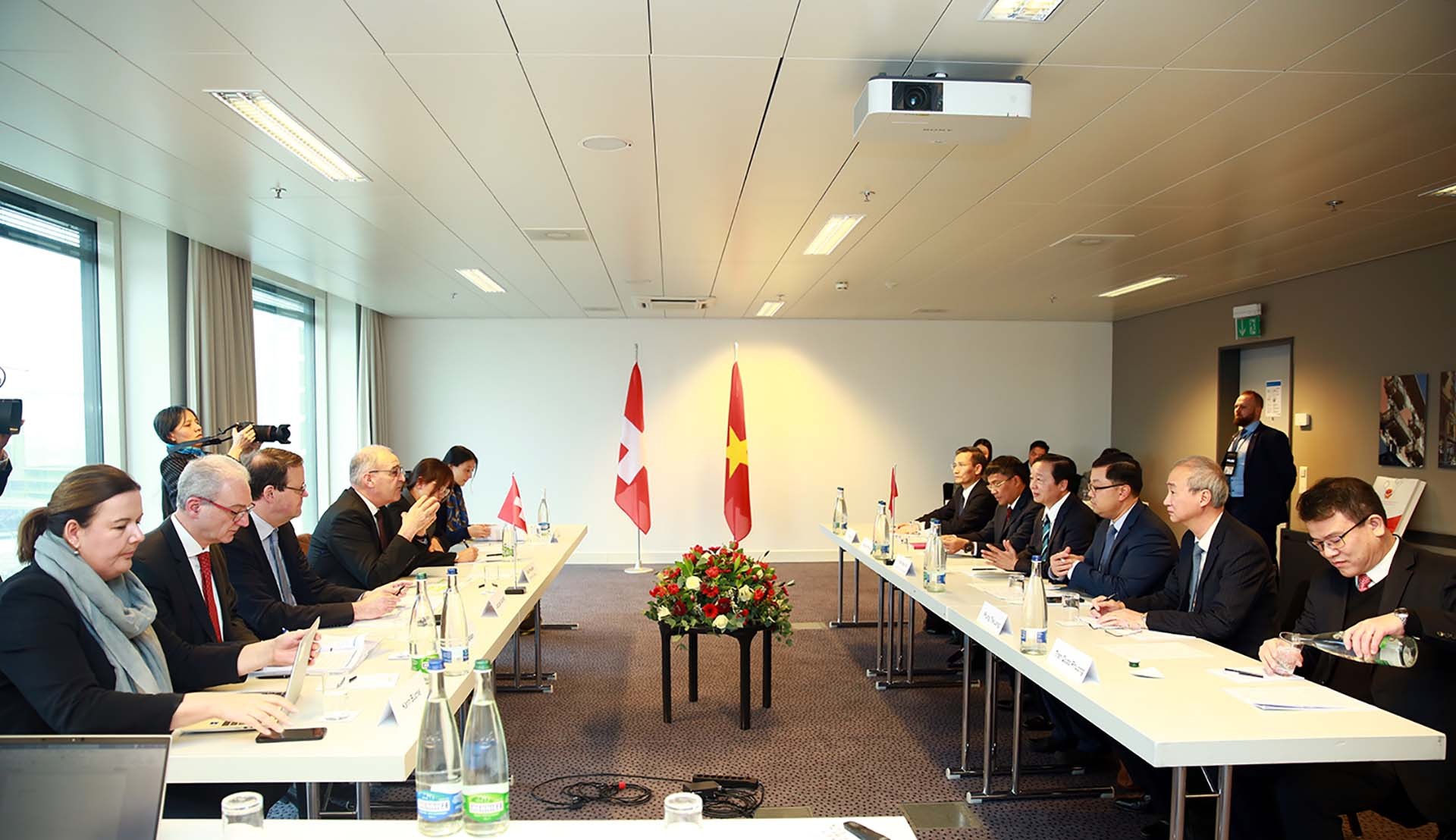 Phó Thủ tướng Trần Hồng Hà hội đàm với Ủy viên Hội đồng liên bang, Bộ trưởng Kinh tế, Giáo dục và Nghiên cứu Thụy Sĩ Guy Parmelin.  (Nguồn: VGP)