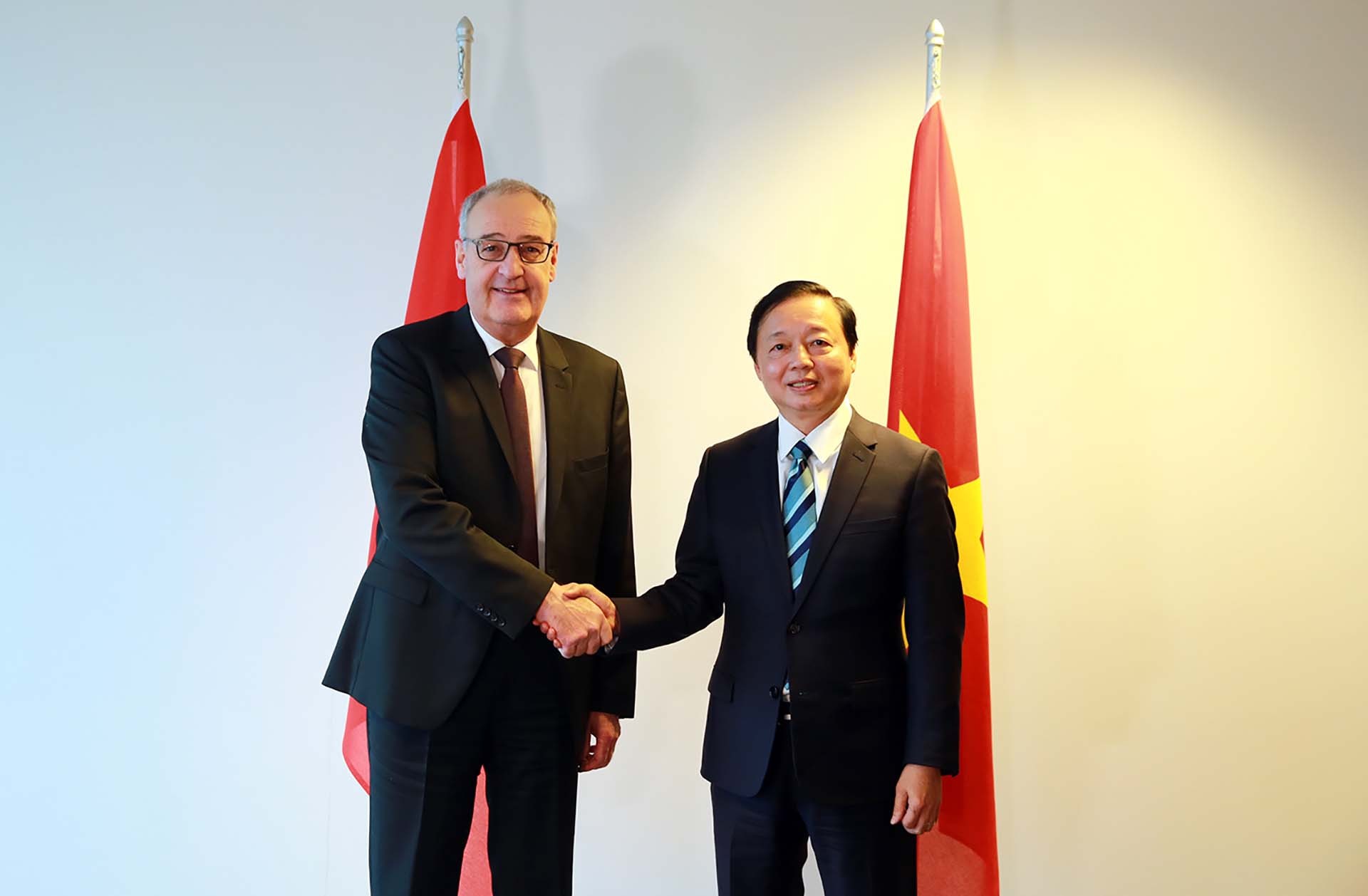 Phó Thủ tướng Trần Hồng Hà hội đàm với Ủy viên Hội đồng liên bang, Bộ trưởng Kinh tế, Giáo dục và Nghiên cứu Thụy Sĩ Guy Parmelin.  (Nguồn: VGP)