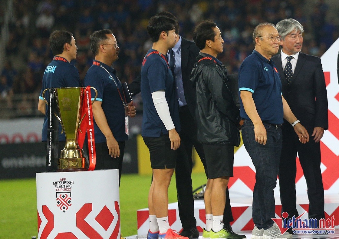 Hình ảnh đội tuyển Việt Nam nhận huy chương bạc AFF Cup 2022 và ...