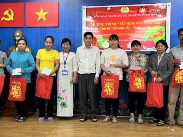 TP. Hồ Chí Minh: Giáo viên được nhận quà Tết 1,8 triệu đồng