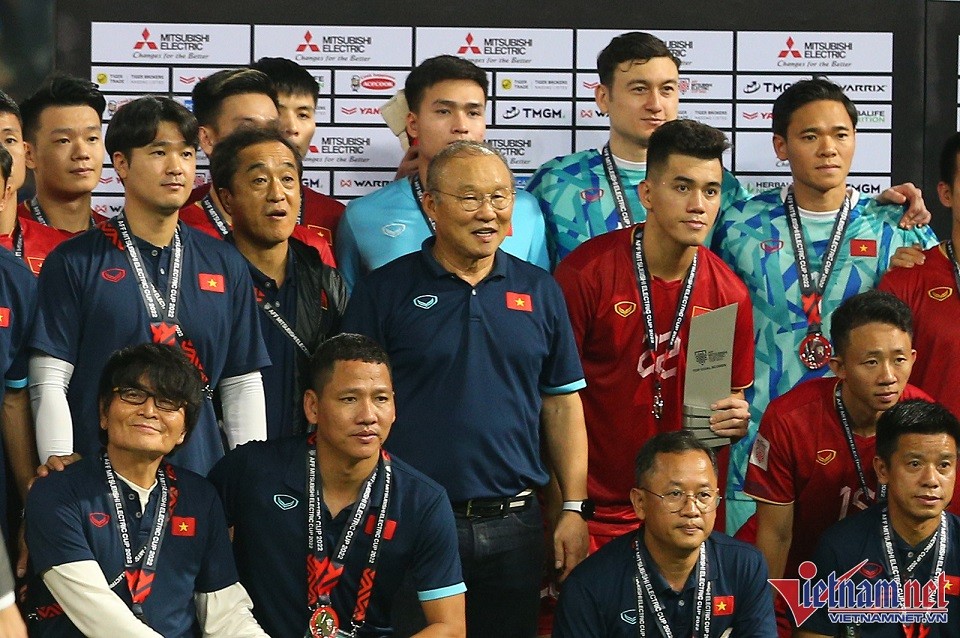Hình ảnh đội tuyển Việt Nam nhận huy chương bạc AFF Cup 2022 và HLV Park Hang Seo vẫy tay chào