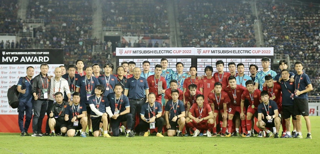 Hình ảnh đội tuyển Việt Nam nhận huy chương bạc AFF Cup 2022 và HLV Park Hang Seo vẫy tay chào