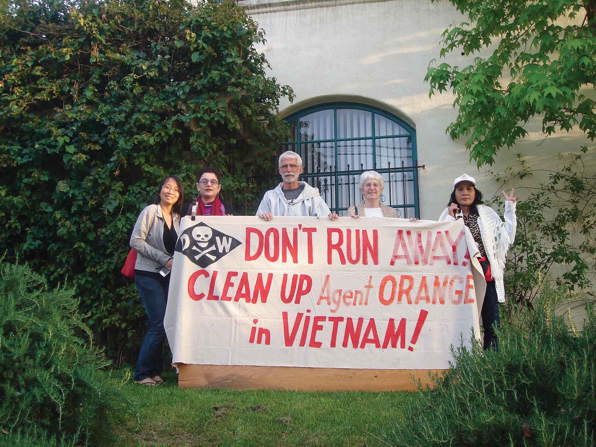 Bà Merle Ratner cùng các nhà hoạt động chống các công ty hóa chất của Mỹ.