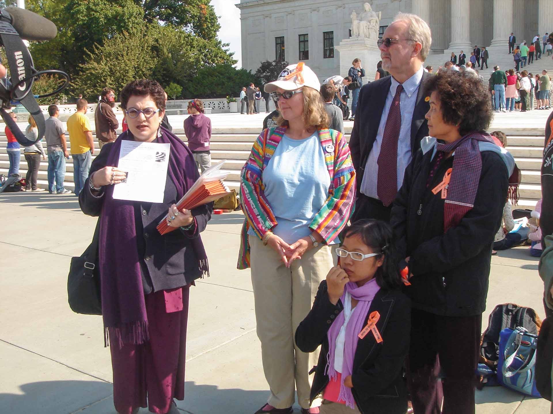 Bà Merle Ratner cùng các thành viên Tổ chức vận động cứu trợ nạn nhân chất độc da cam Việt Nam tại Washington DC, Mỹ.