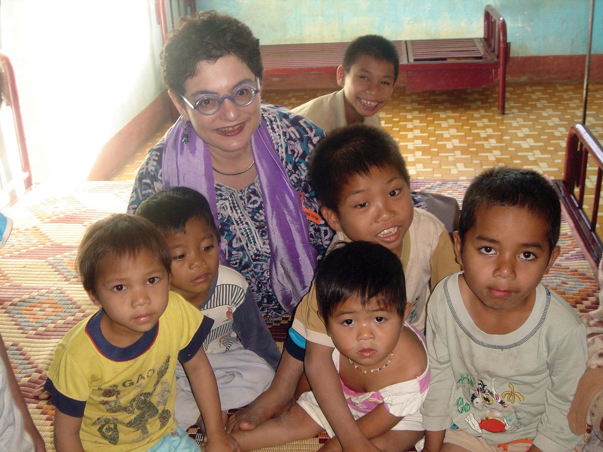 Bà Merle Ratner với các nạn nhân chất độc da cam ở tỉnh Kon Tum.