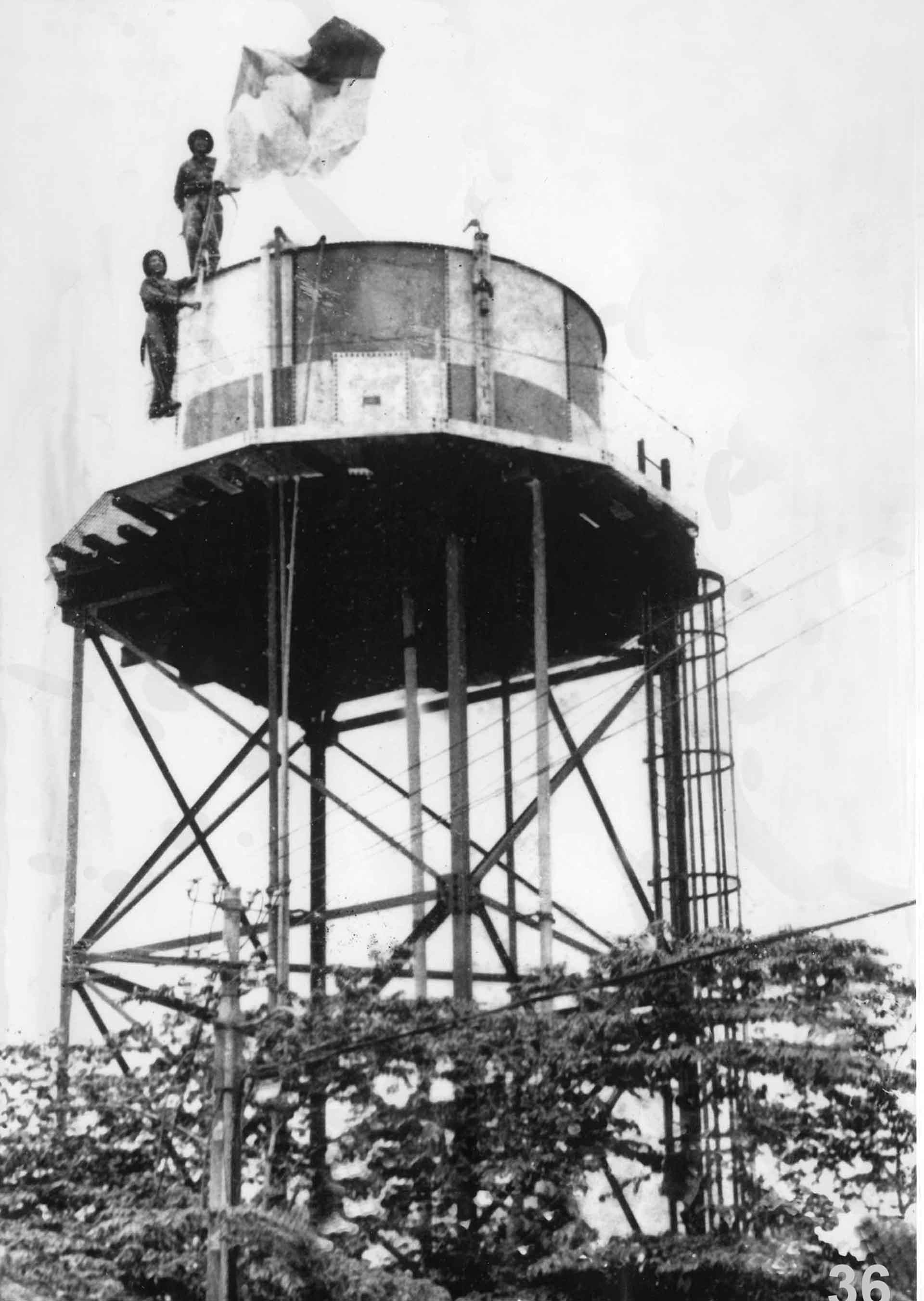 Tháp nước ở Trại Davis, nơi hai chiến sĩ Phạm Văn Lãi và Nguyễn Văn Cẩn cắm lá cờ của Mặt trận Dân tộc giải phóng miền Nam lúc 9h30 sáng, ngày 30/04/1975.