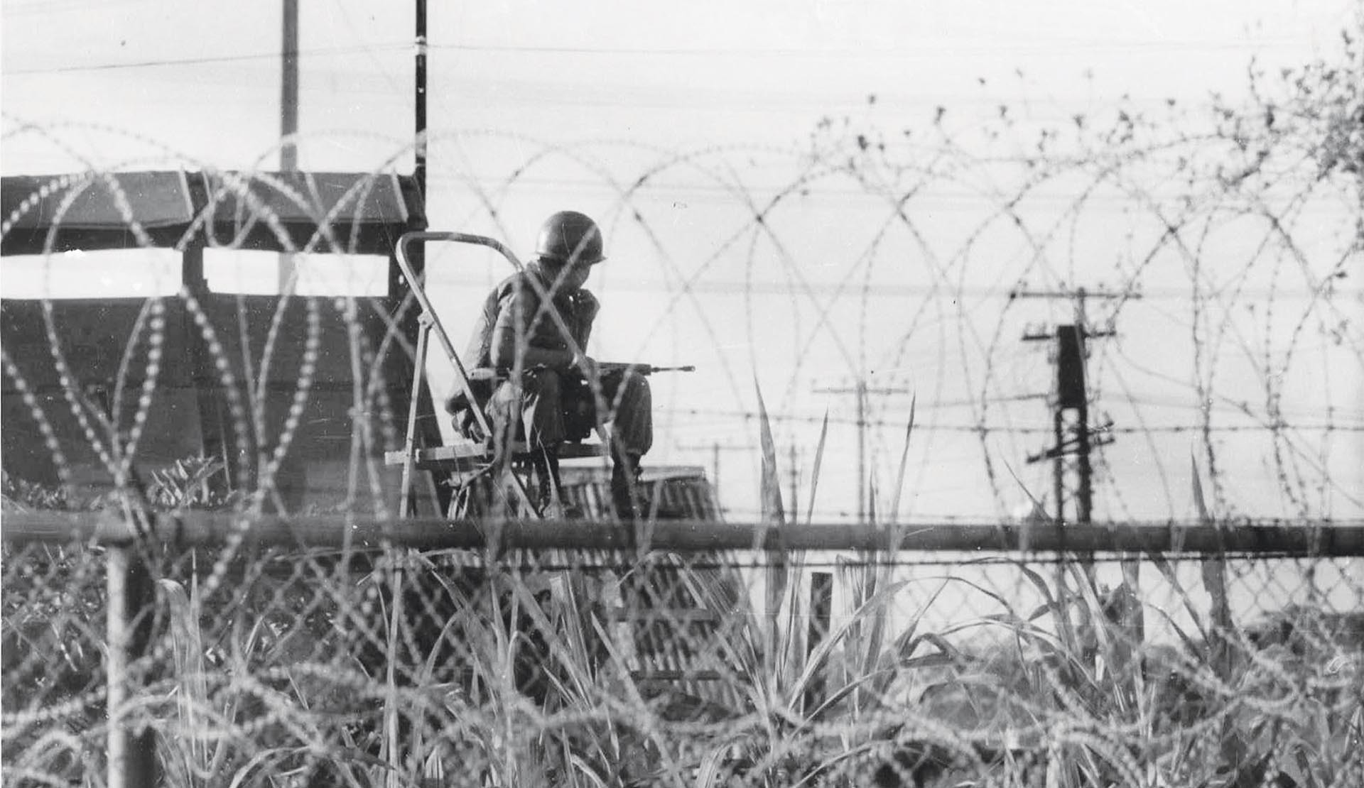 Khi hai Đoàn đại biểu quân sự ta tiếp quản ngày 28/01/1973, xung quanh Trại Davis có 13 tháp canh của quân đội Sài Gòn. Tấm ảnh chụp một trong 13 tháp canh lúc đó.