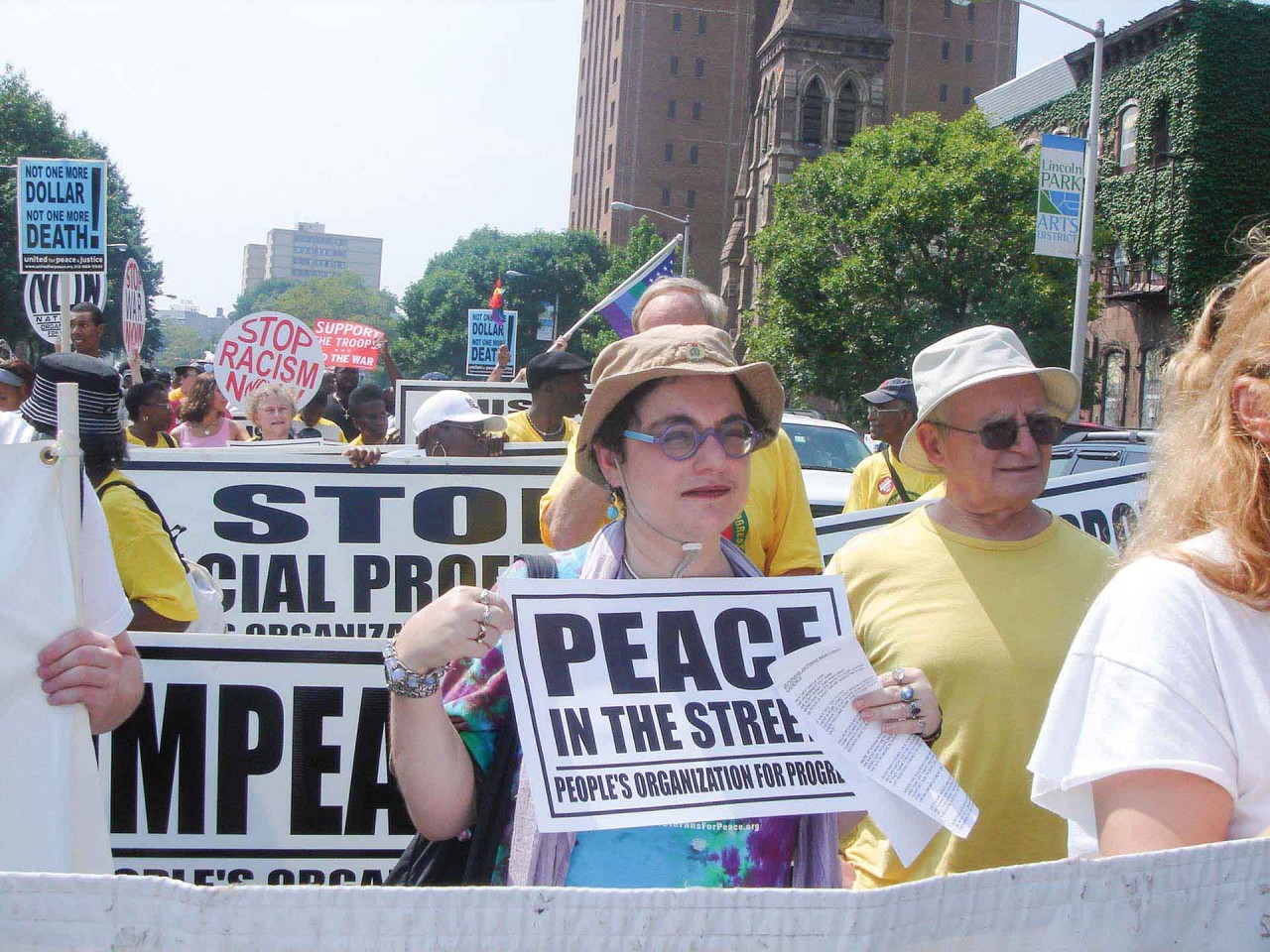 Bà Merle Ratner tham gia biểu tình chống chiến tranh tại thành phố New York, Mỹ.