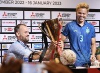 Cầu thủ đội tuyển Thái Lan mừng chức vô địch AFF Cup 2022 ngay tại buổi họp báo