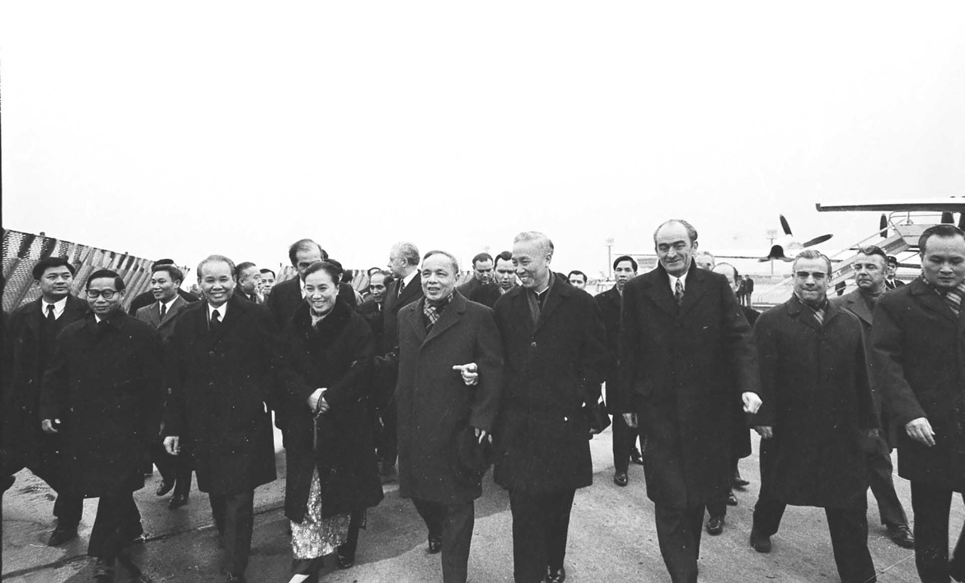 Cố vấn đặc biệt Lê Đức Thọ (hàng đầu, thứ tư, từ phải) đón Bộ trưởng Ngoại giao Việt Nam Dân chủ Cộng hòa Nguyễn Duy Trinh (giữa) đến Paris ngày 25/01/1973 để ký chính thức Hiệp định chấm dứt chiến tranh, lập lại hòa bình ở Việt Nam.