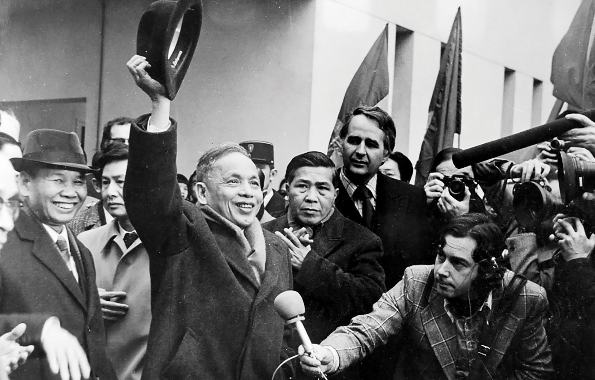 Phó Thủ tướng, Bộ trưởng Ngoại giao Nguyễn Duy Trinh trả lời báo chí bên lề Hội nghị Paris, năm 1973.