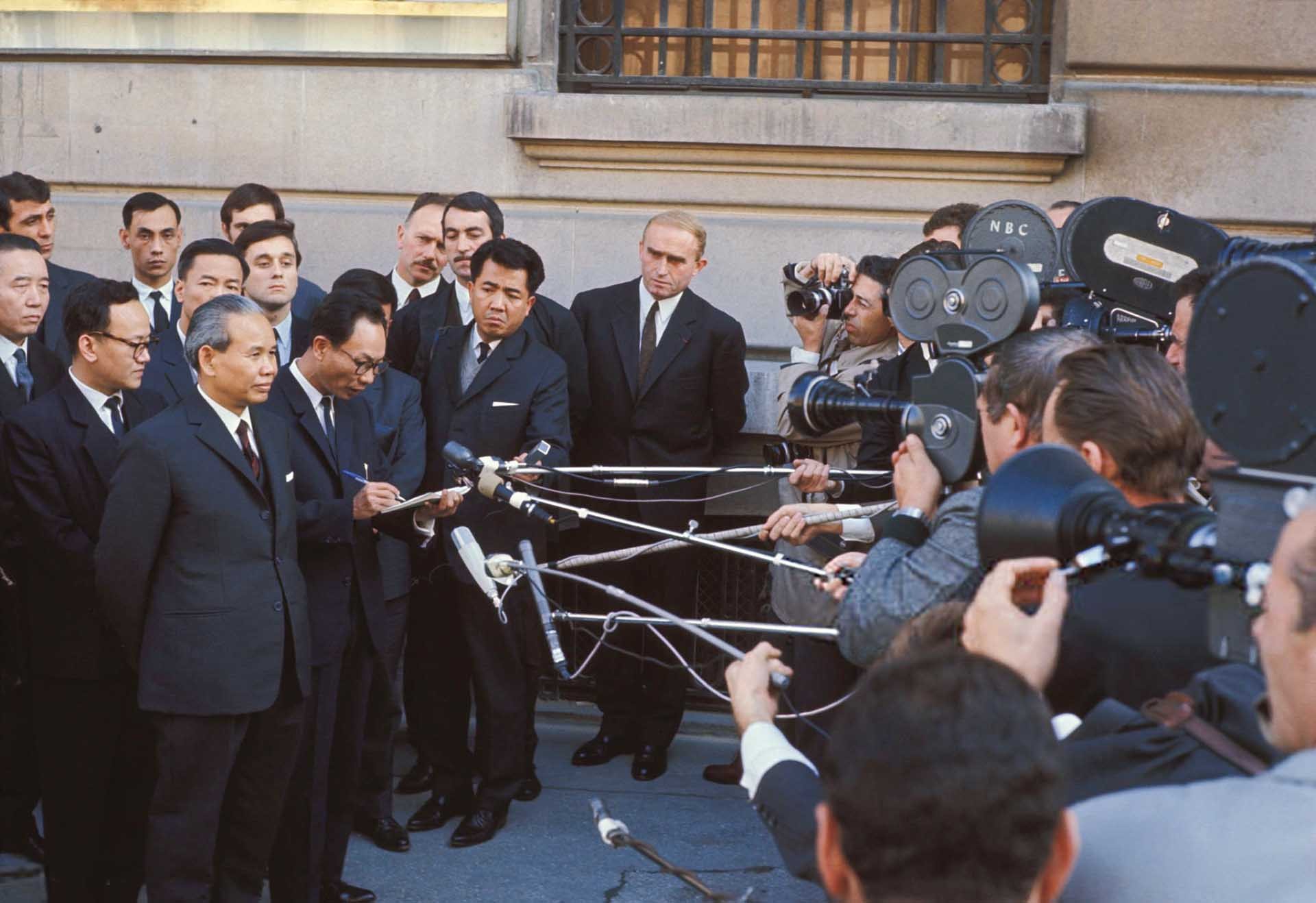 Trưởng đoàn Xuân Thủy trả lời phỏng vấn các nhà báo, năm 1968 tại Paris, Pháp.