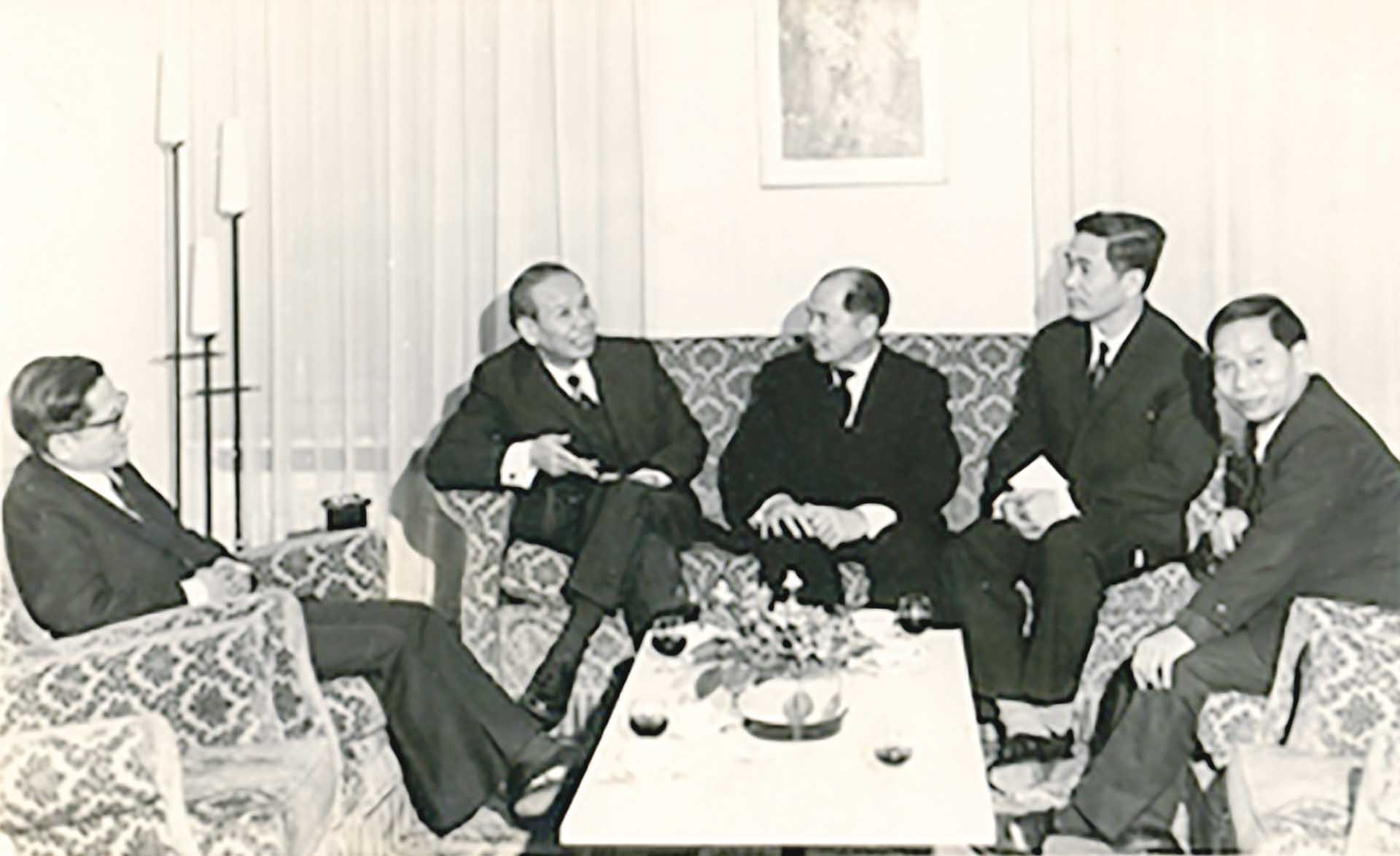 Đoàn Việt Nam Dân chủ Cộng hòa tại Hội nghị Paris về Việt Nam. Ông Nguyễn Minh Vỹ ngồi ngoài cùng bên phải.