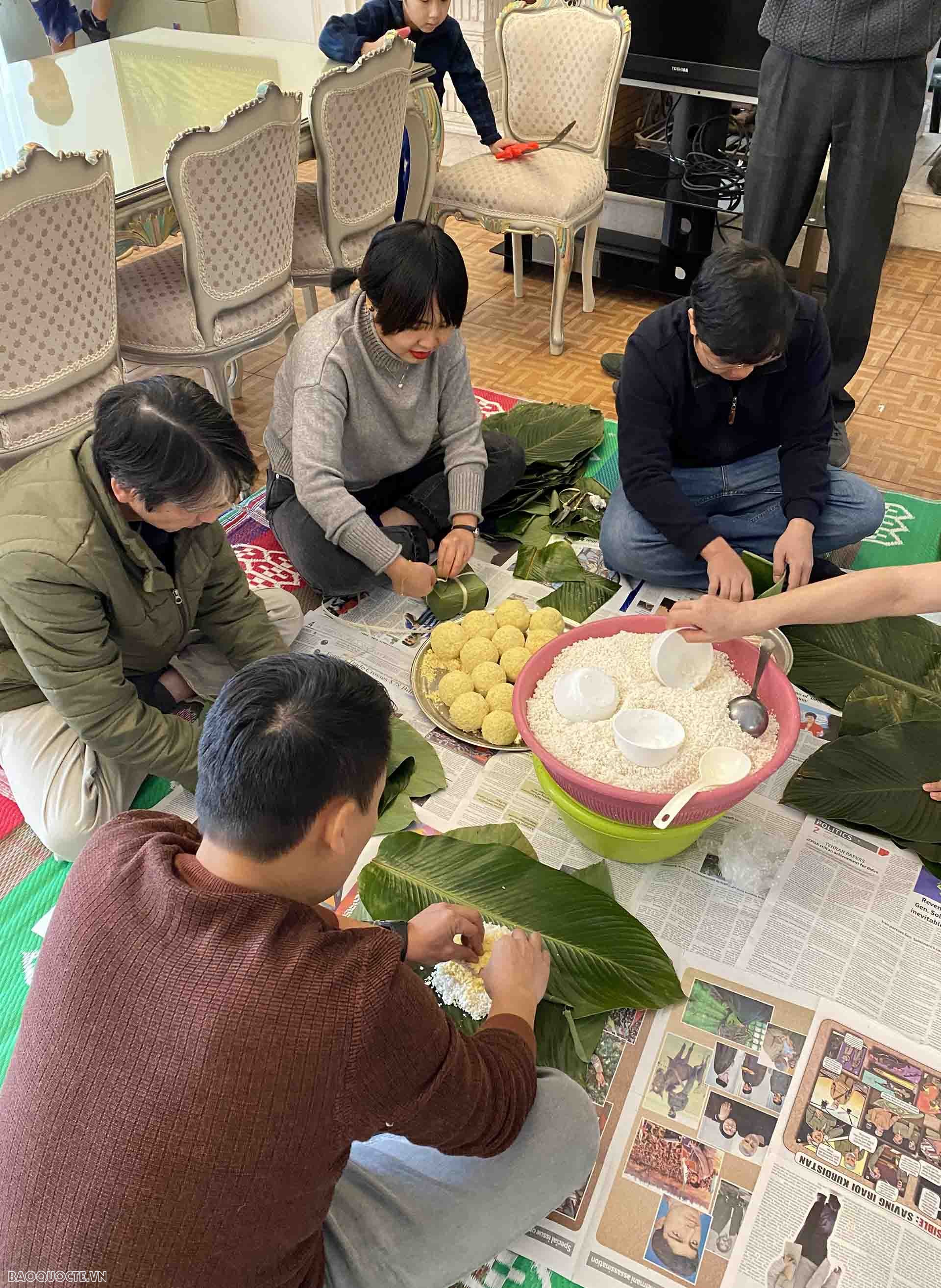 Cùng nhau quây quần gói bánh chưng.