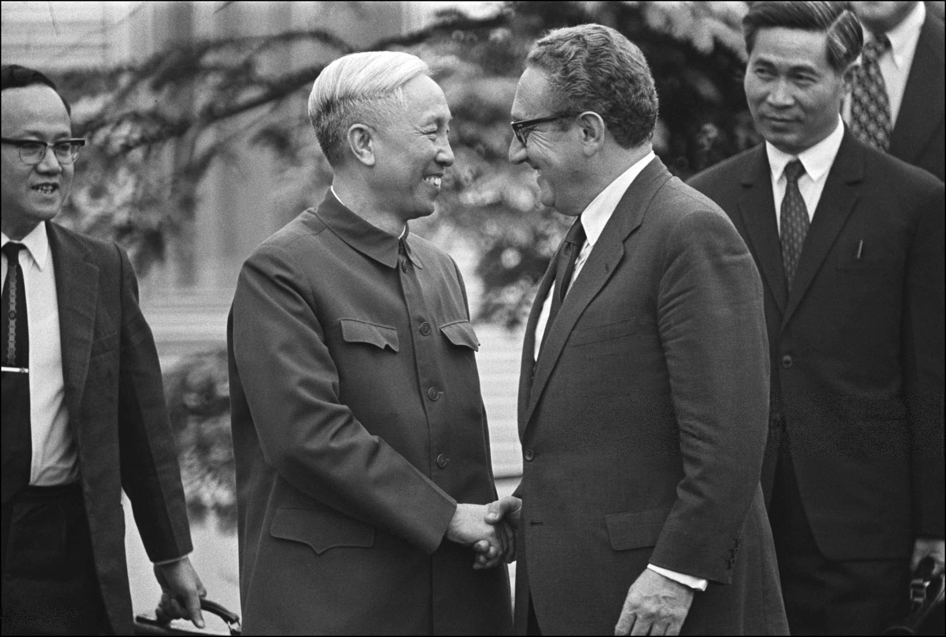 Cố vấn đặc biệt Lê Đức Thọ và Cố vấn an ninh quốc gia Henry Kissinger, chúc mừng nhau sau lễ ký tắt Hiệp định Paris.