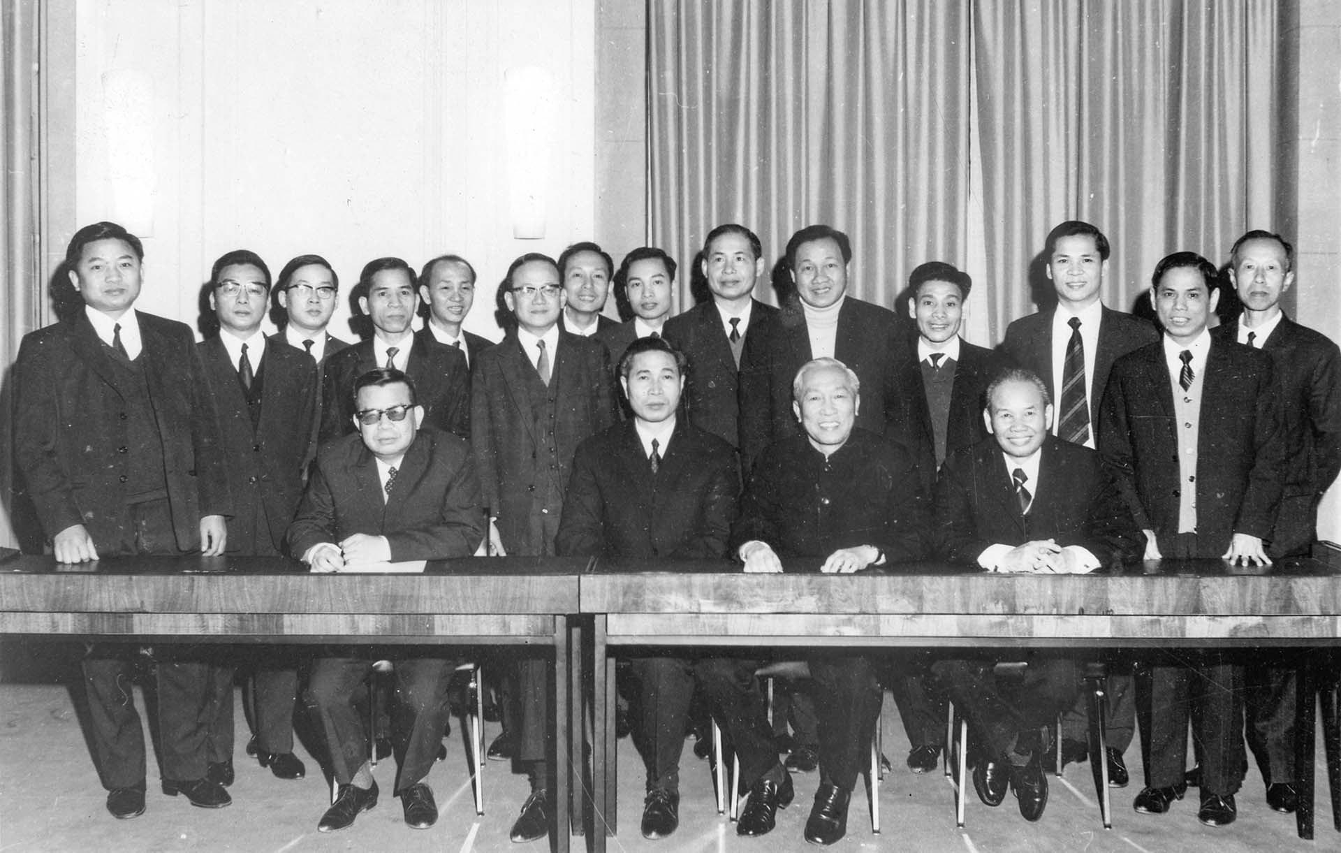 Cố vấn đặc biệt Lê Đức Thọ và các thành viên trong đoàn Việt Nam Dân chủ Cộng hòa sau khi ký tắt Hiệp định Paris, ngày 23/01/1973.