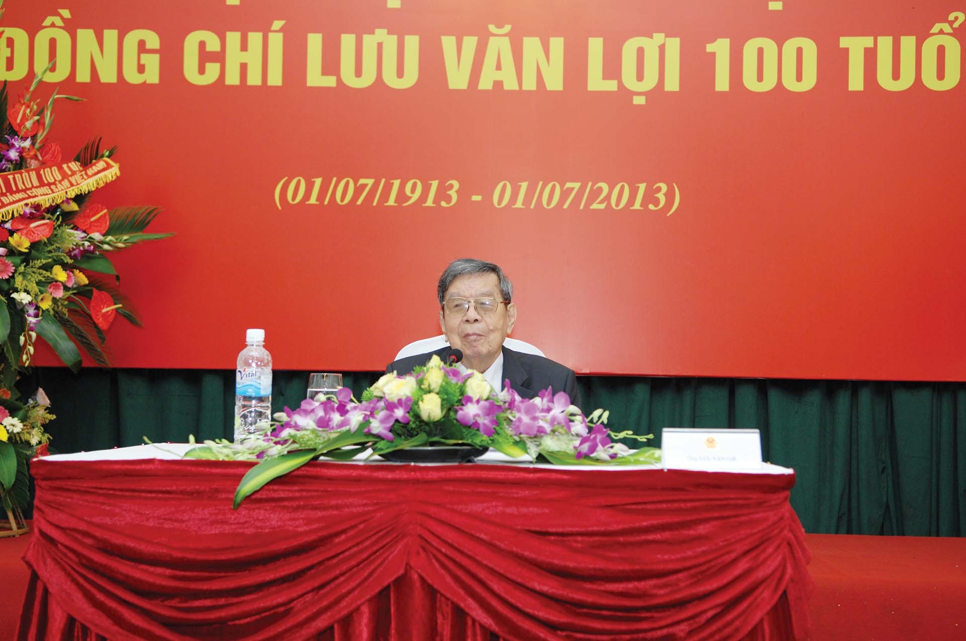 Ông Lưu Văn Lợi trong lễ mừng thọ 100 tuổi năm 2013.