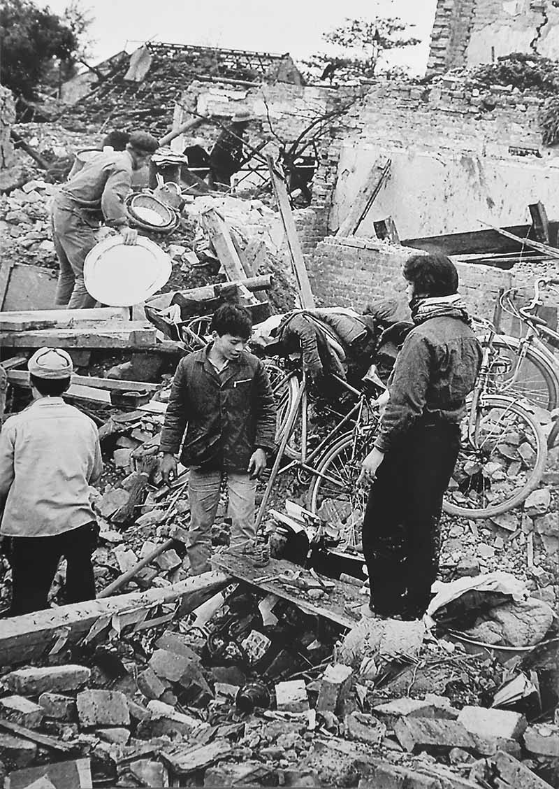 Tìm kiếm người thân sau vụ B52 rải thảm phố Khâm Thiên.