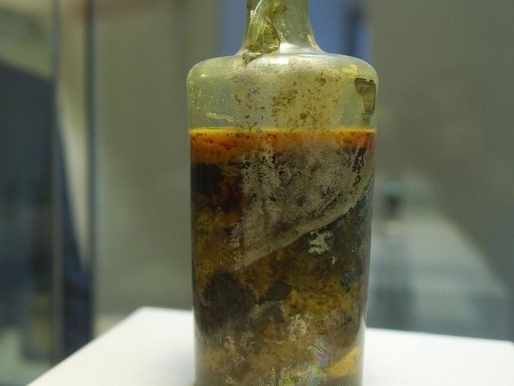 Đức tìm thấy chai rượu vang cổ nhất thế giới, khoảng 1.700 năm tuổi