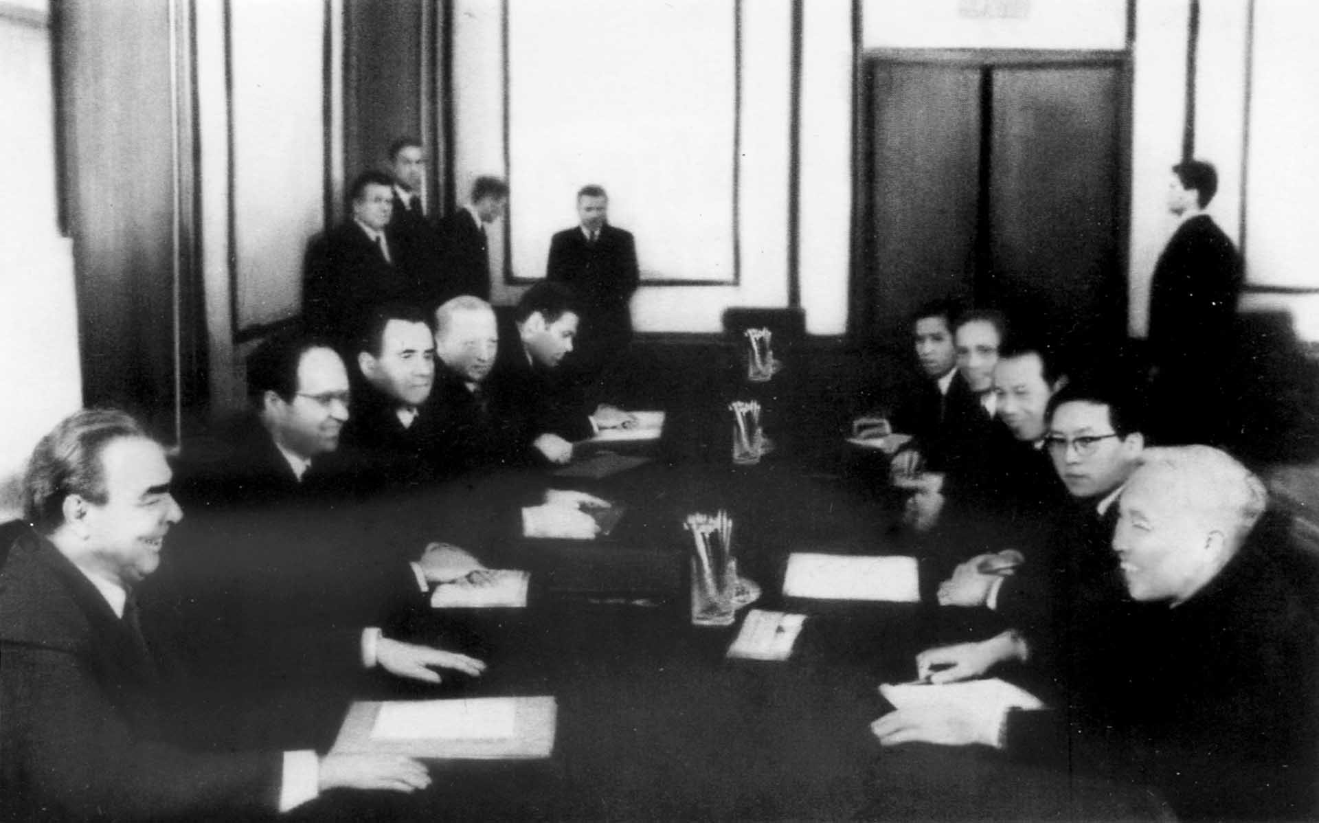 Tổng Bí thư Đảng Cộng sản Liên Xô Brezhnev tiếp và hội đàm với đồng chí Lê Đức Thọ sau khi ông ký tắt Hiệp định Paris trên đường về nước, tháng 01/1973.