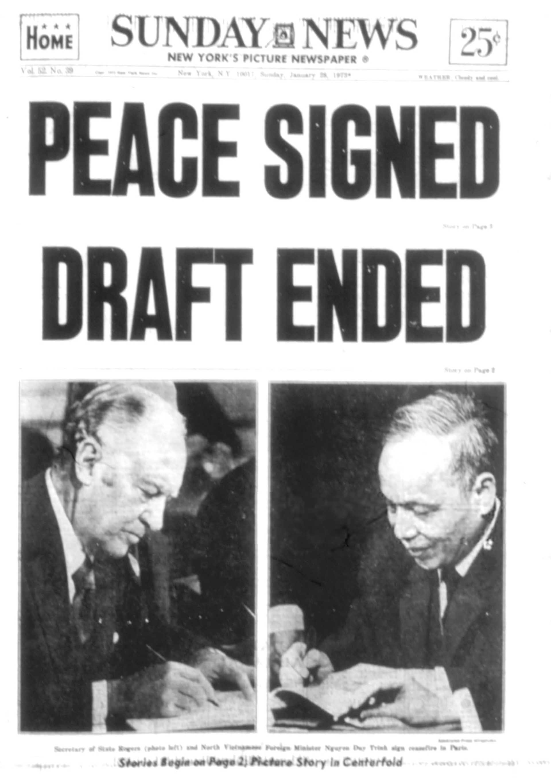 Trang bìa của tờ tin hàng ngày New York Daily News ngày 28/01/1973 với nội dung: Ký kết hòa bình, chấm dứt dự thảo: Chiến tranh Việt Nam chấm dứt.