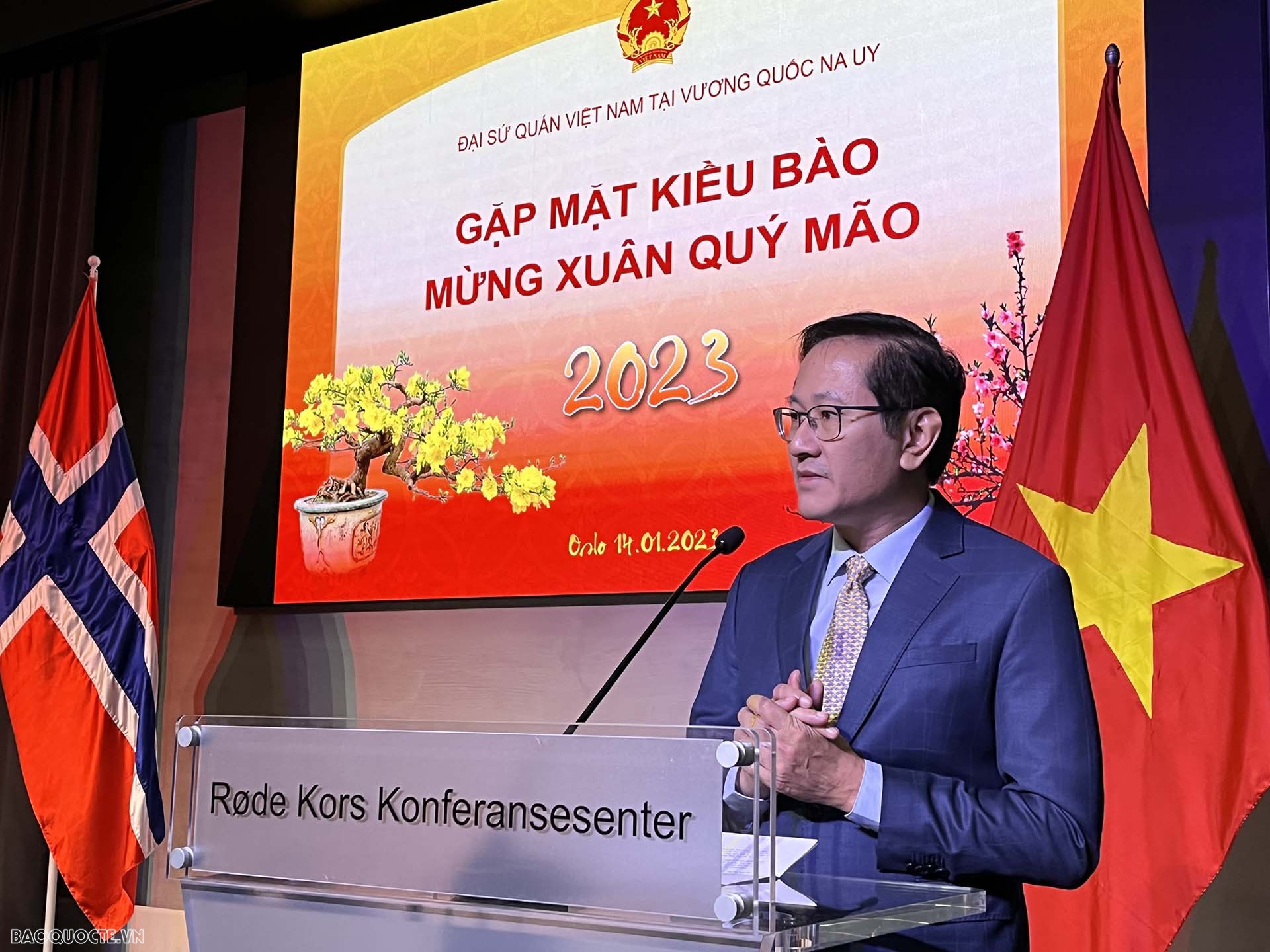 Đại sứ Lê Hồng Lam phát biểu chào mừng.