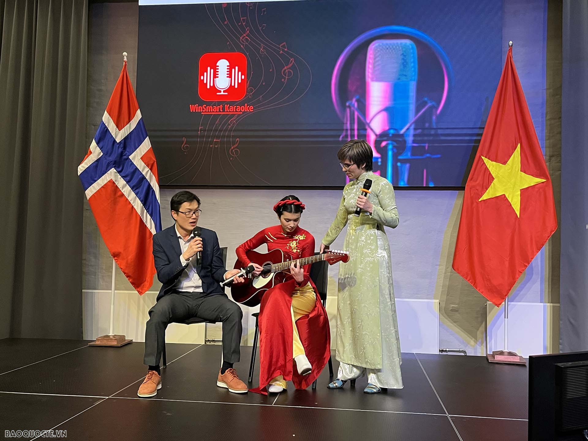 Gia đình Việt- Na Uy  biểu diễn văn nghệ.