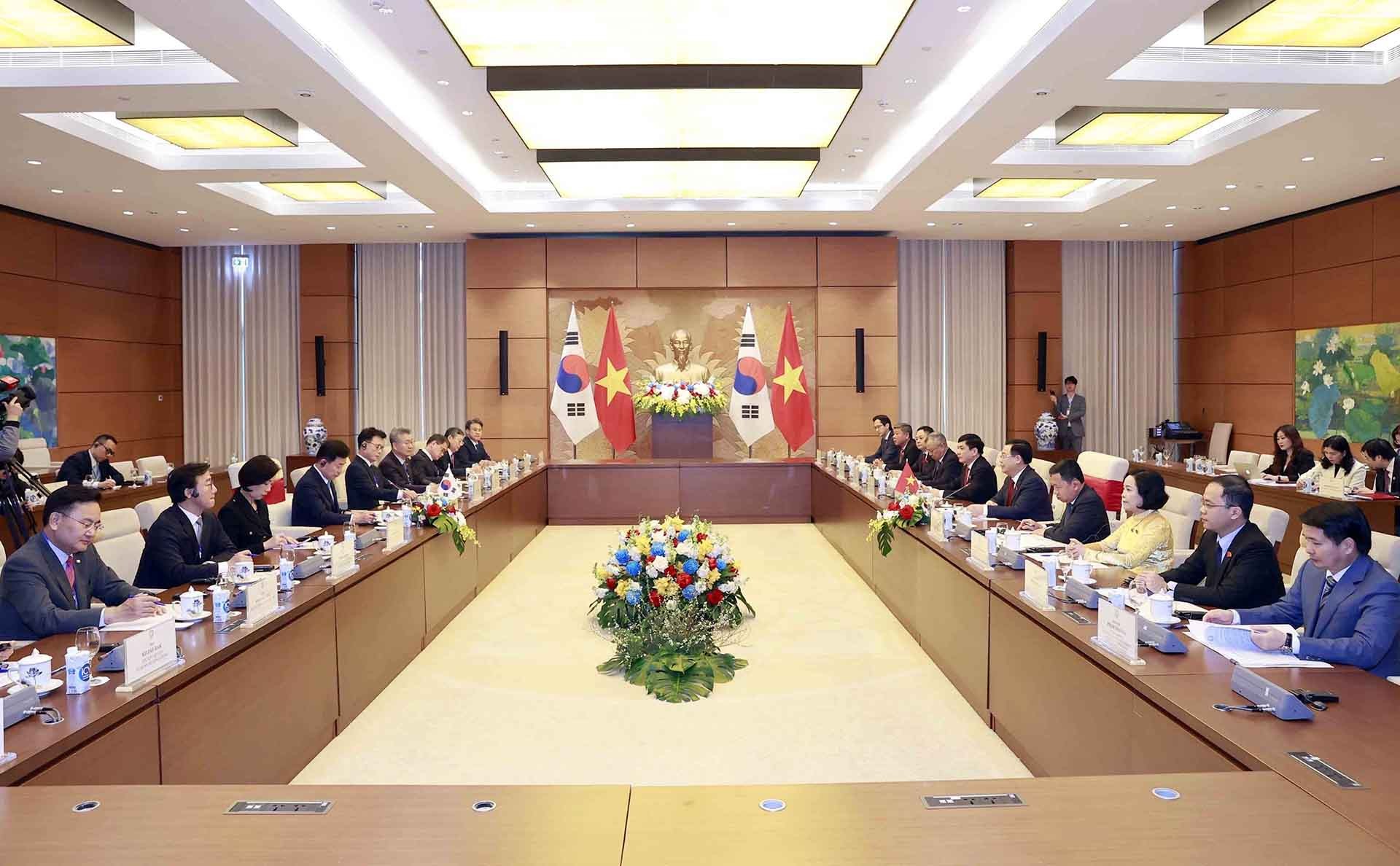 Chủ tịch Quốc hội Vương Đình Huệ hội đàm với Chủ tịch Quốc hội Hàn Quốc Kim Jin Pyo (Nguồn: TTXVN)
