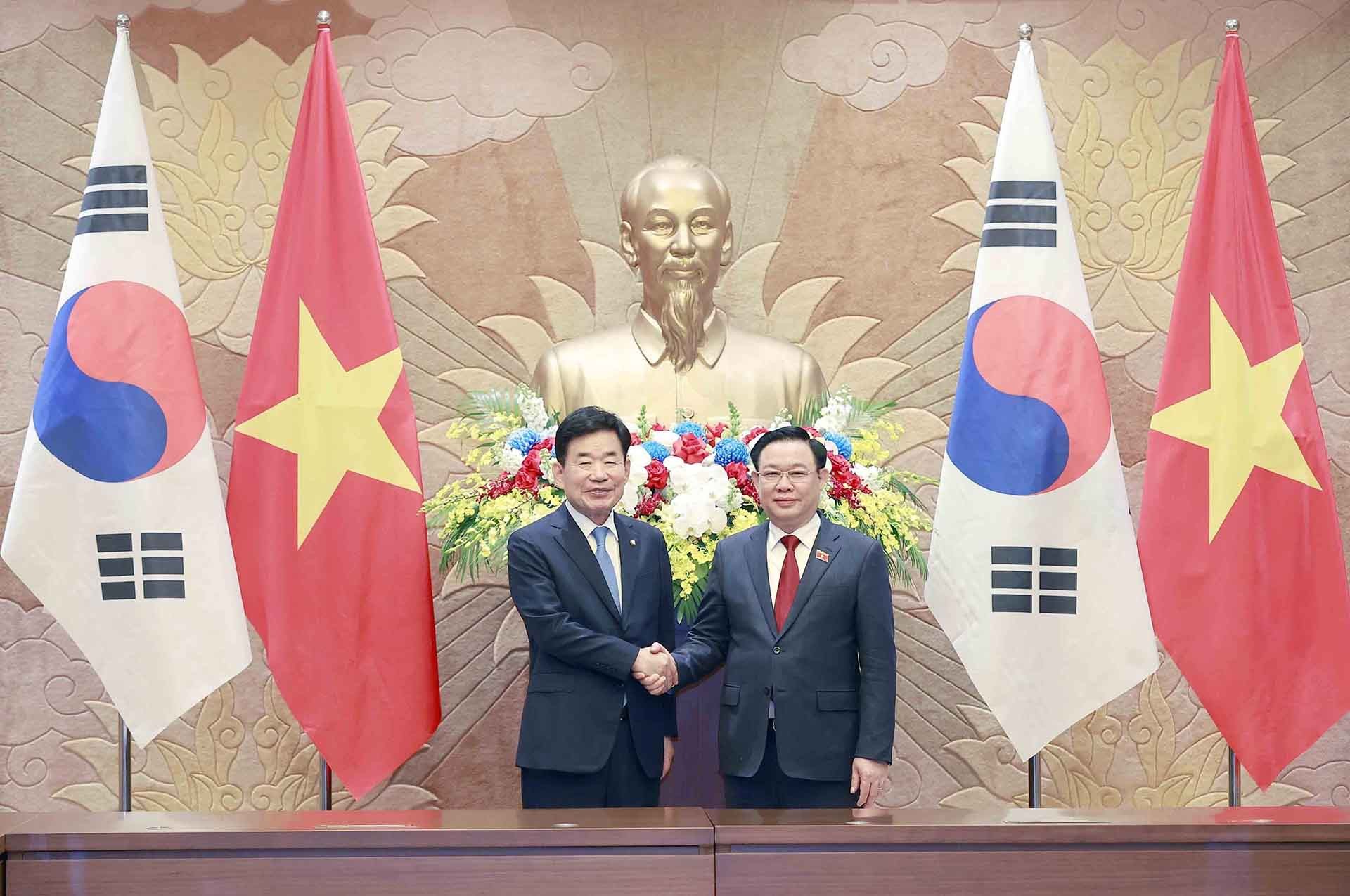 Chủ tịch Quốc hội Vương Đình Huệ và Chủ tịch Quốc hội Hàn Quốc Kim Jin Pyo. (Nguồn: TTXVN)